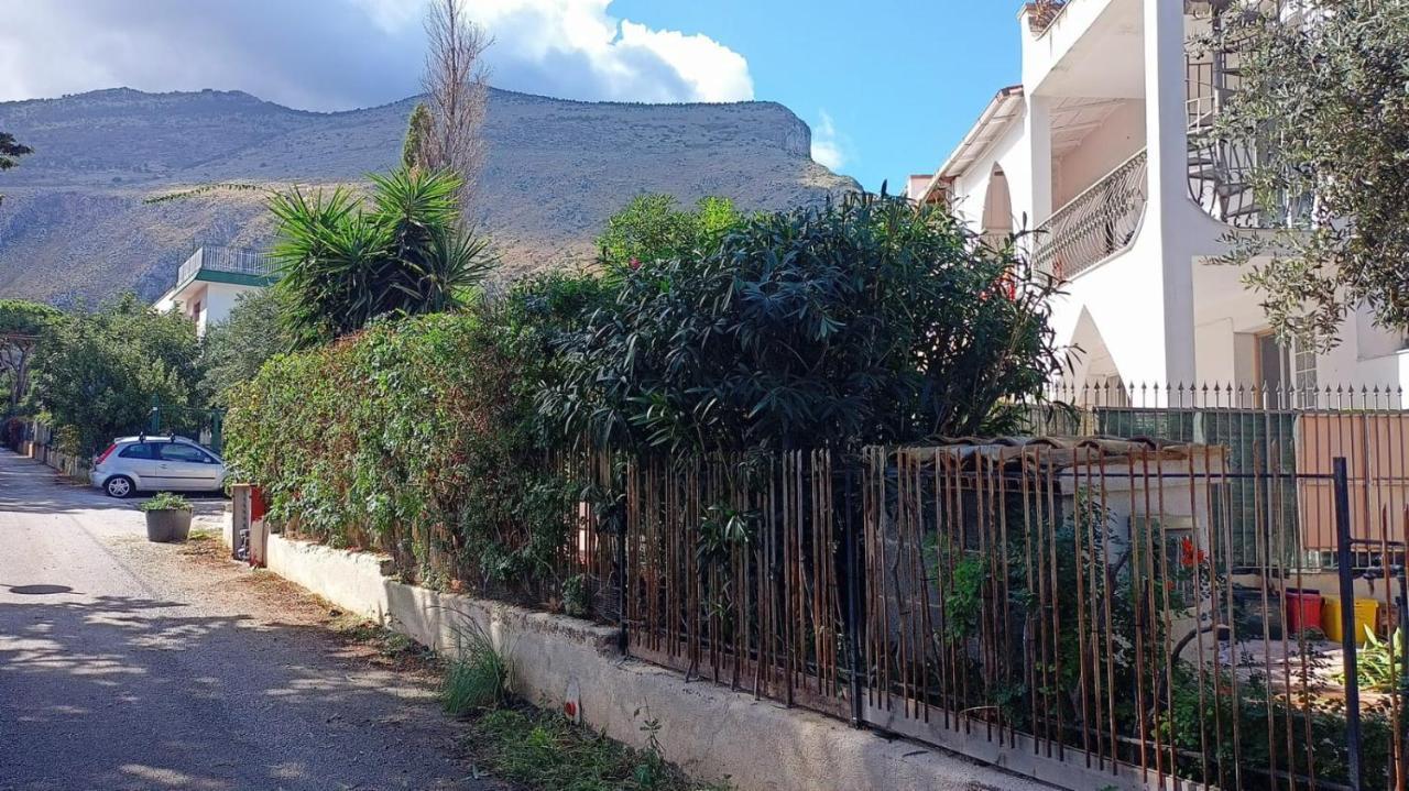 Camera Vicino L'Aeroporto Di Palermo Carini Eksteriør billede
